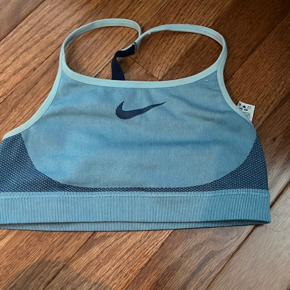 nike sports bra size youth medium. barely worn no rips or holes.